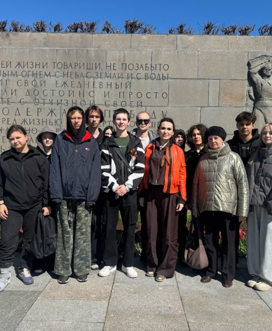 Возложения цветов на Пискаревском мемориальном кладбище